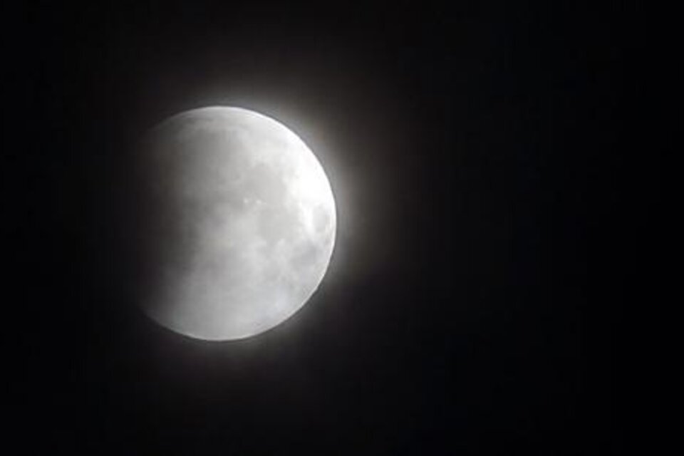 La Luna aparecerá ya eclipsada pasadas las 18 horas. (Fuente: AFP)