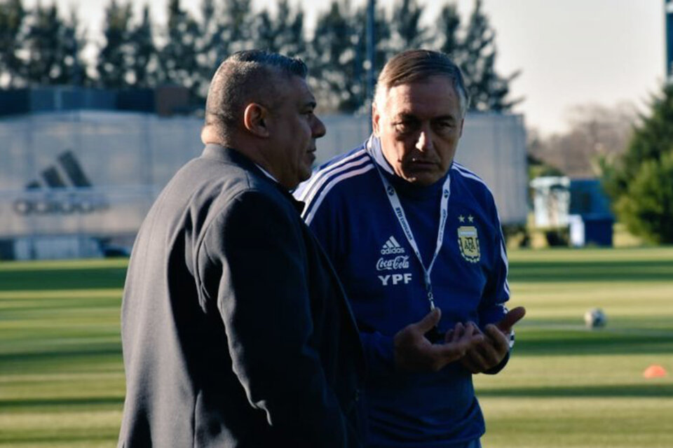 Tapia, presidente de la AFA, se mostró con Borrello en la primera práctica en Ezeiza. (Fuente: AFA)