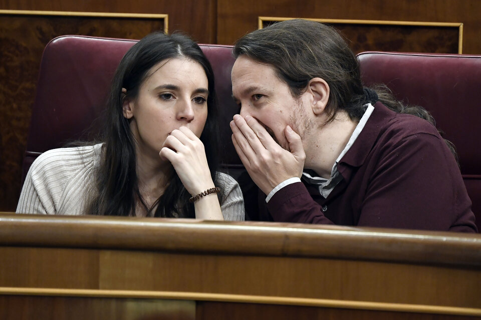 Irene Montero y Pablo Iglesias hablan en el parlamento en diciembre pasado (Fuente: AFP)
