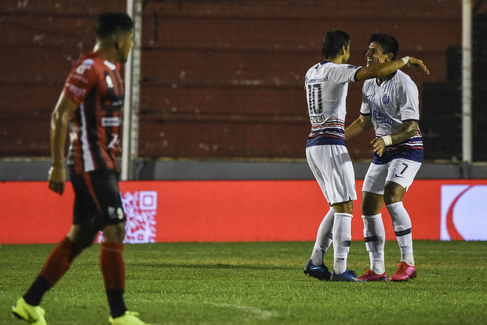 Bareiro festeja su gol con Romero. Ganó San Lorenzo en Paraná. (Fuente: Télam)