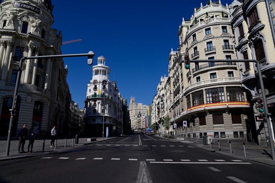 La Gran Vía, en Madrid, como la mayoría de las calles de España, están casi desiertas. (Fuente: AFP)