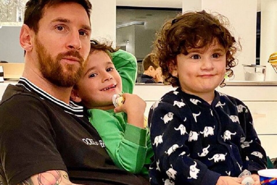 Las estrella del Barça junto a dos de sus hijos. 