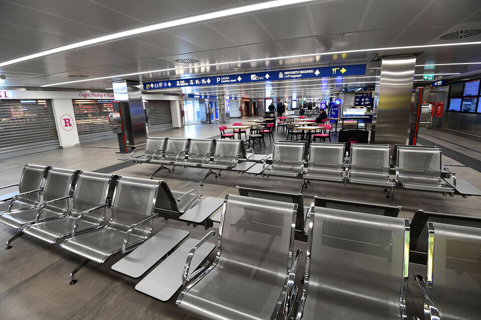 Aeropuerto de Milán. Italia: aislamiento y parálisis.  (Fuente: AFP)