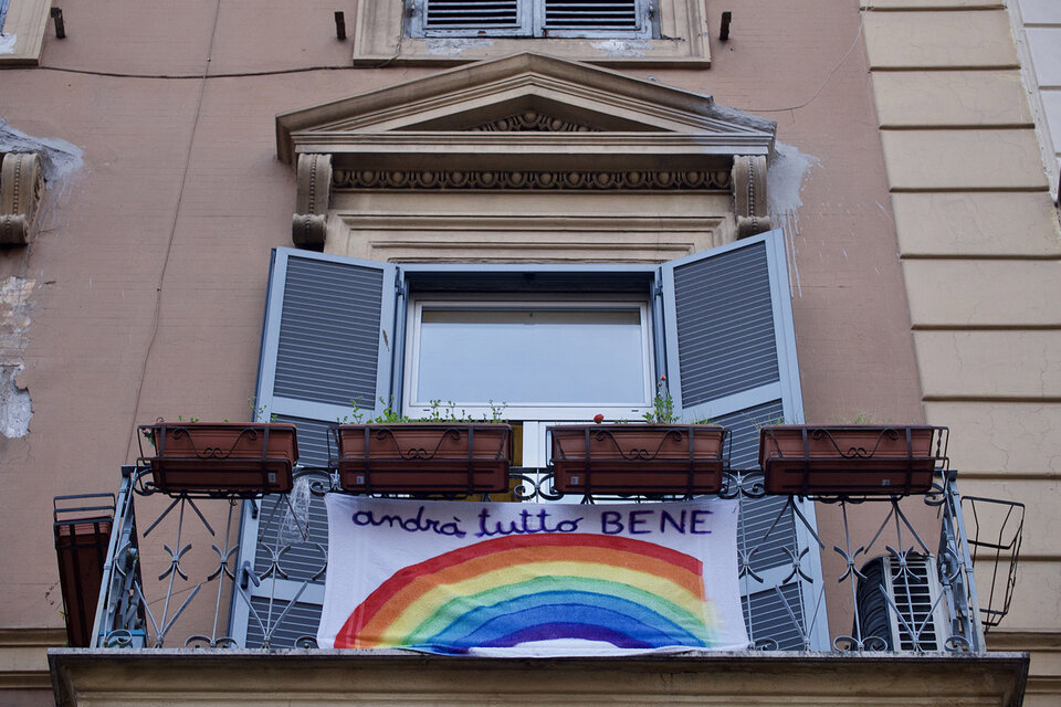 Una bandera colgada de un balcón en Milán con un mensje opimista y de superación. (Fuente: Télam)