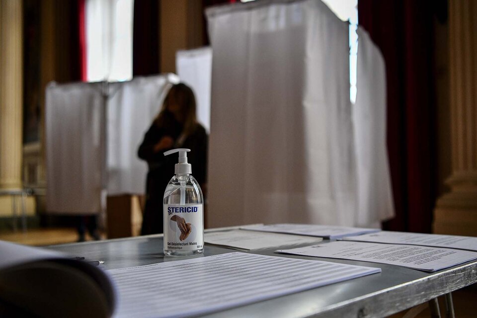 Recuados sanitarios en las urnas y los centros de votación en Paris (Fuente: AFP)