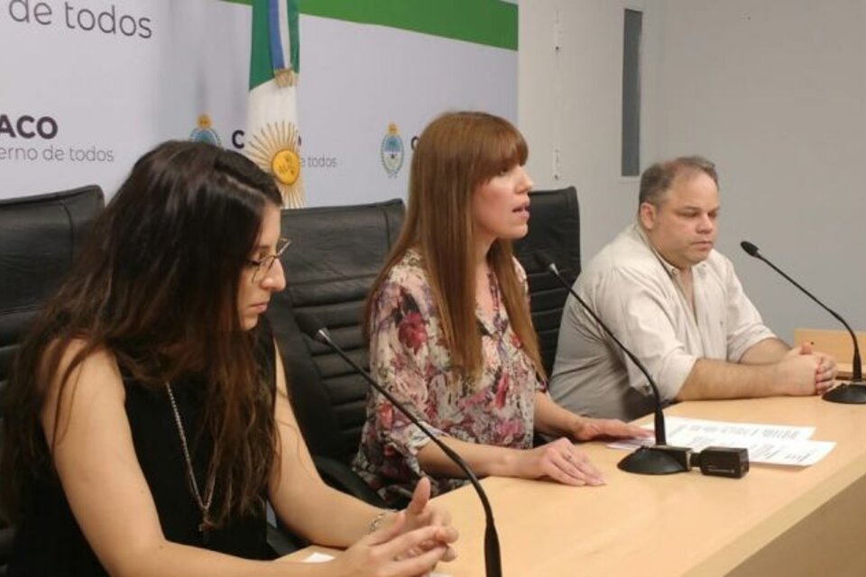 En el centro, la ministra de Salud Pública de Chaco, Paola Benítez, en rueda de prensa.