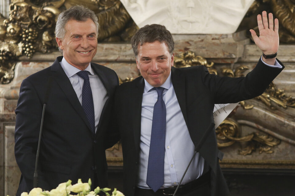 El presidente Mauricio Macri y el ministro de Hacienda, Nicolás Dujovne, saludando un índice de Inflación muy alto. (Fuente: NA)