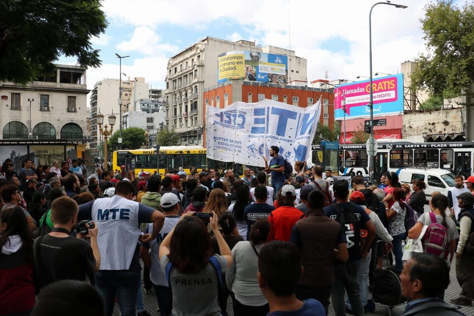 Movilización de vendedores ambulantes por los violentos operativos de la Policía de la Ciudad en su contra (Fuente: Prensa MTE)