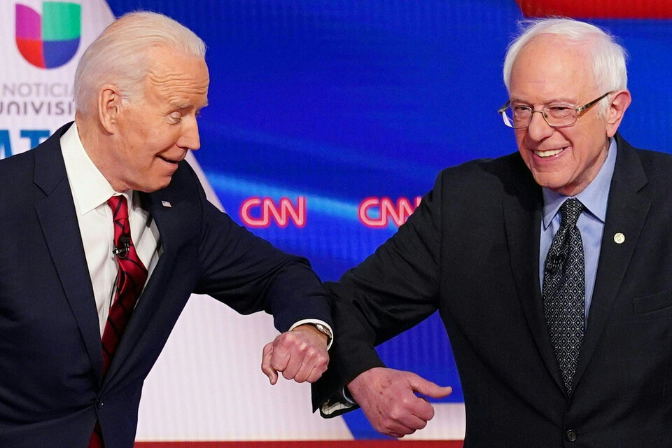Biden y Sanders, unidos para pegarle a Trump por el coronavirus (Fuente: AFP)