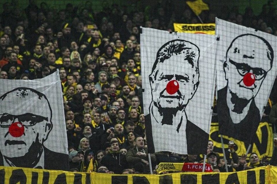 Banderas contra Hopp y otros magnates futboleros entre los hinchas de Borussia Dortmund. (Fuente: AFP)