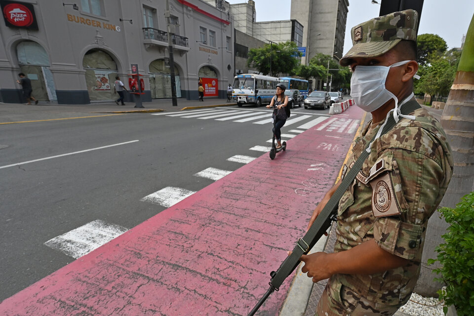 Soldados vigilan la cuarentena en el centro de Lima. (Fuente: AFP)