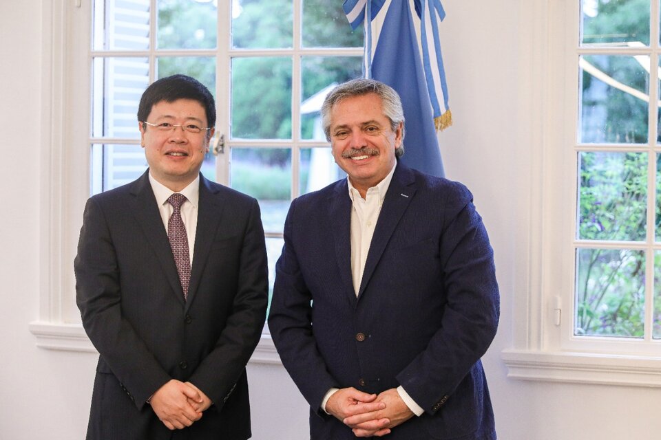 El embajador chino Zou Xiaoli prometió ayuda a Alberto Fernández.