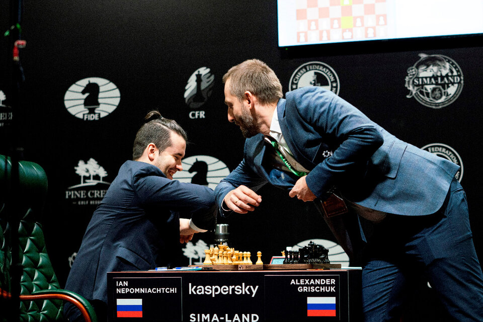 El saludo entre los rusos Ian Nepomniachtchi y Alexander Grischuk tras las tablas del miércoles. 