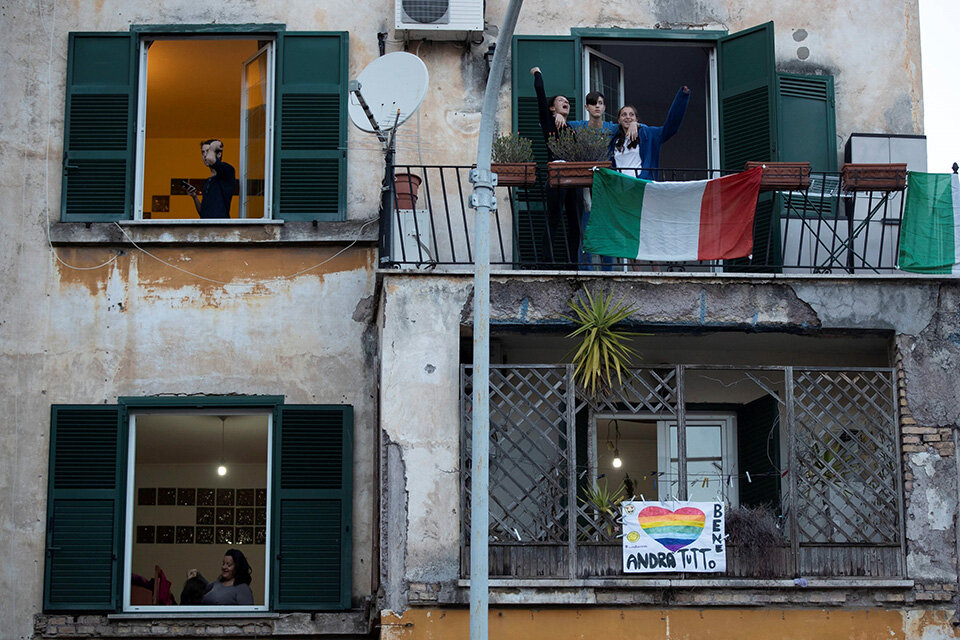 Los italianos confinados en sus casas le cantan a la vida (Fuente: Massimo Percossi / EFE)