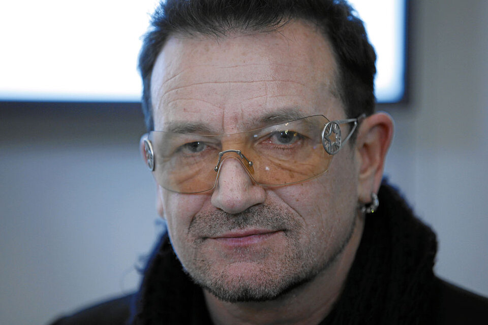 “Una pequeña postal desde Dublin”, anuncia Bono antes de cantar.