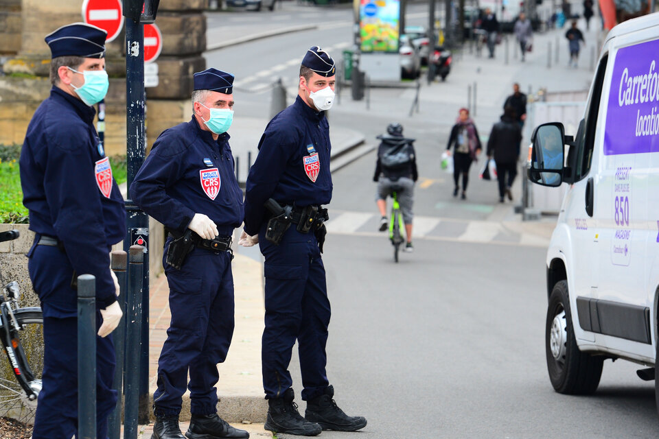 Policías franceses vigilan el cumplimiento de la cuarentena por el coronavirus. (Fuente: AFP)