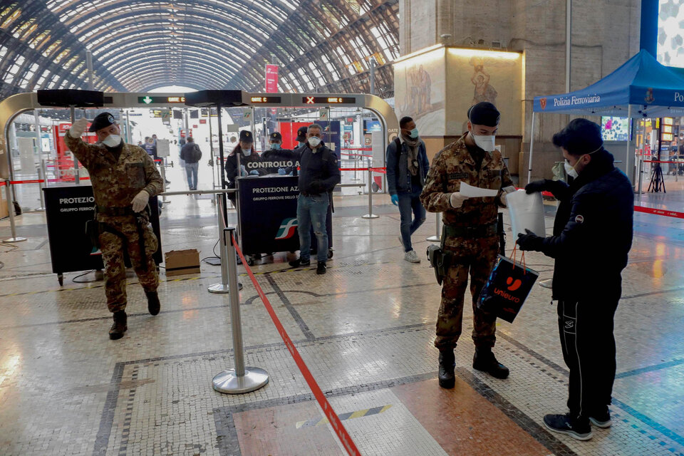 Estrictos controles en la estación de trenes de Milan por el coronavirus. (Fuente: EFE)