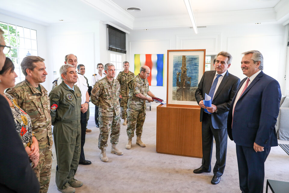 Alberto Fernández junto a Agustín Rossi y efectivos de las Fuerzas Armadas que actúan en los operativos de emergencia.