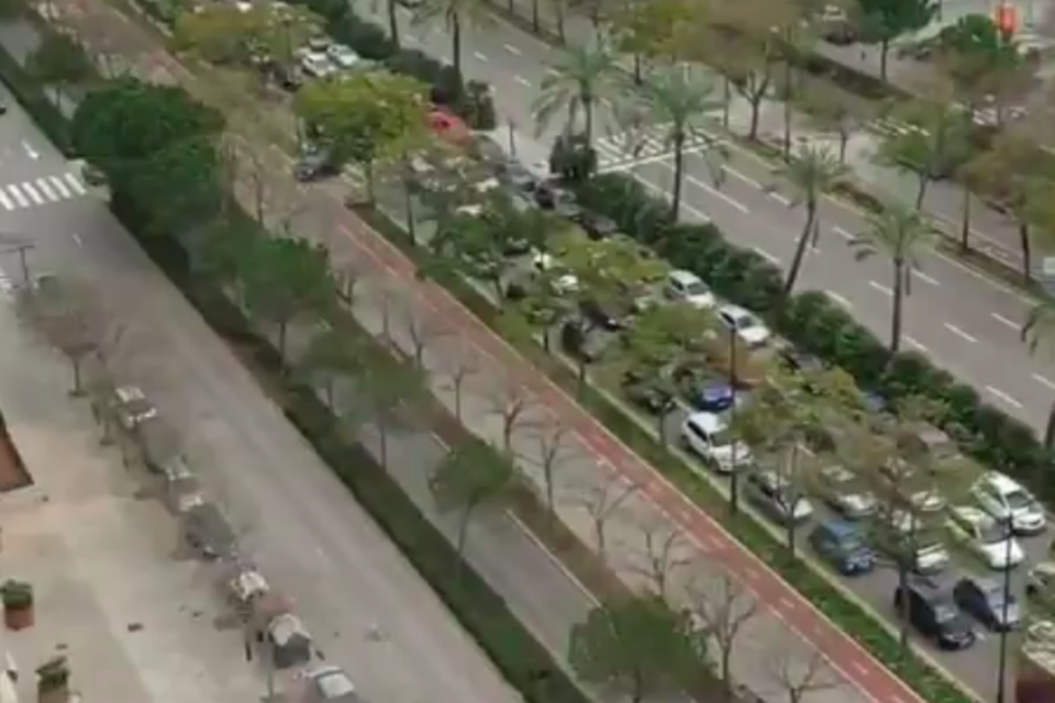 La Avenida de las Cortes Valencianas, repleta de autos.  (Fuente: Captura de pantalla)