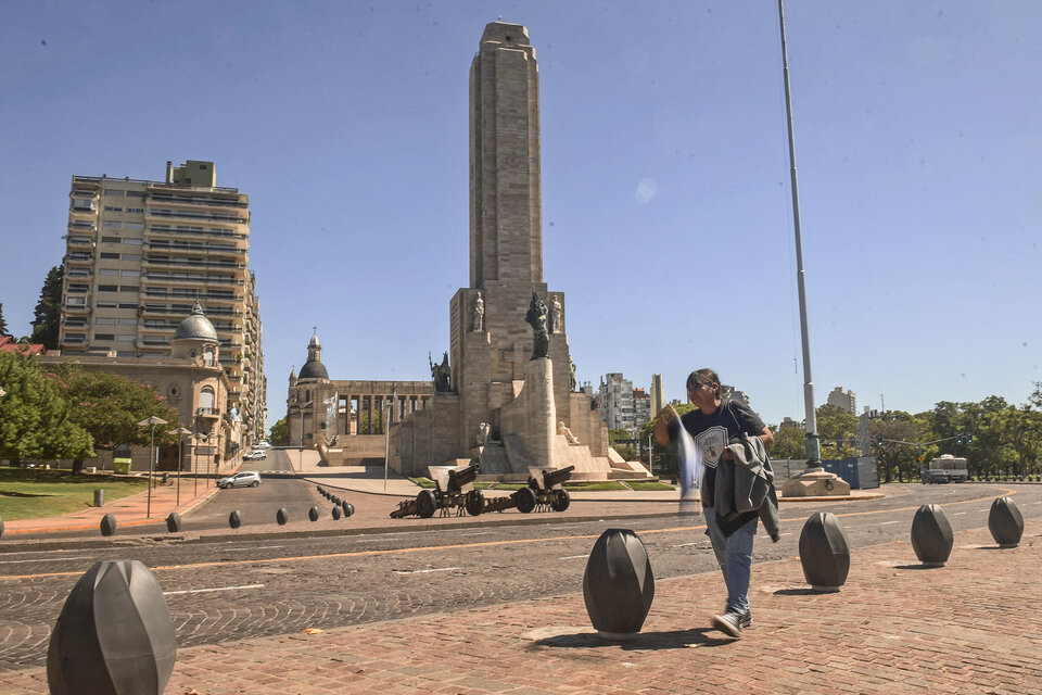 El primer día de cuarentena mostró poca gente en las calles de Rosario. (Fuente: Télam)