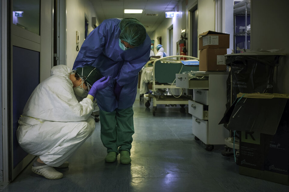 Trabajadores de salud en un hospital de Cremona, una de las zonas mas castigadas de Italia. (Fuente: AFP)