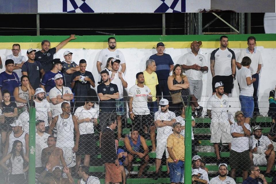 Parcialidad del Santos brasileño durante el debut con Defensa y Justicia en Florencio Varela.