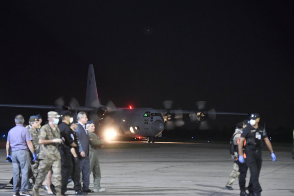 Llega un Hércules de la Fuerza Aérea a Palomar, con argentinos varados en Perú. (Fuente: Télam)
