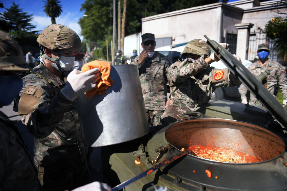 Cuarentena: el Ejército entregó comida en barrios p... | Página12