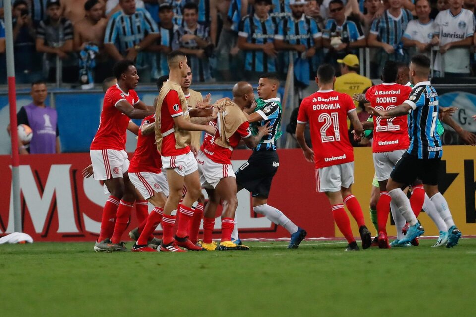 El último duelo de Libertadores entre ambos terminó con inicidentes dentro del campo de juego. (Fuente: EFE)