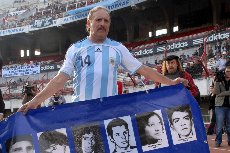 Leopoldo Luque, en un aniversario del Golpe de 1976, en el estadio de River. (Fuente: Télam)