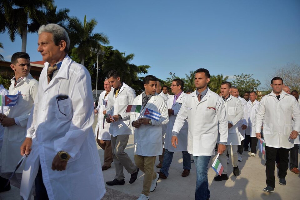Cuba hizo el ofrecimiento de enviar médicos, que ya son reconocidos a nivel mundial. (Fuente: AFP)