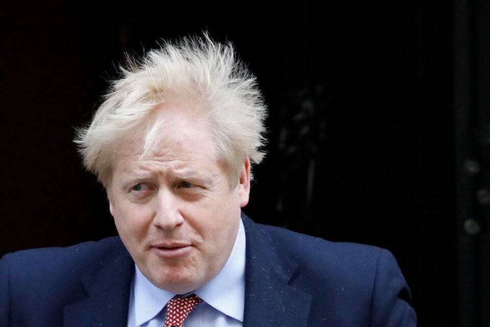 El primer ministro inglés, Boris Johnson, tuvo que dar marcha atrás con la política de privilegiar la economía sobre la salud de la población. (Fuente: AFP)