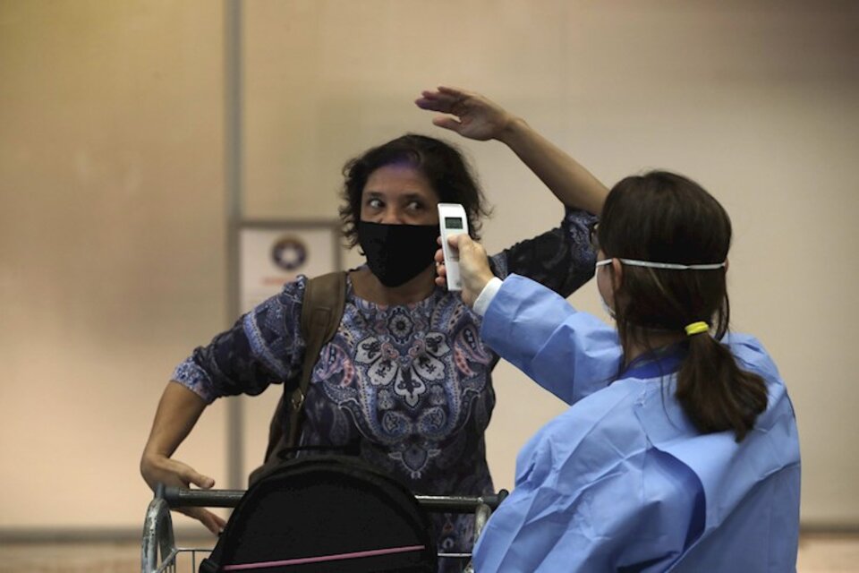 Controles sanitarios en el aeropuerto de Río de Janeiro. (Fuente: EFE)