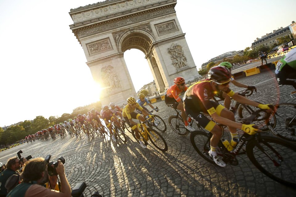 Imagen típica del Tour en París. Este año podría repetirse, pero sin público. (Fuente: AFP)