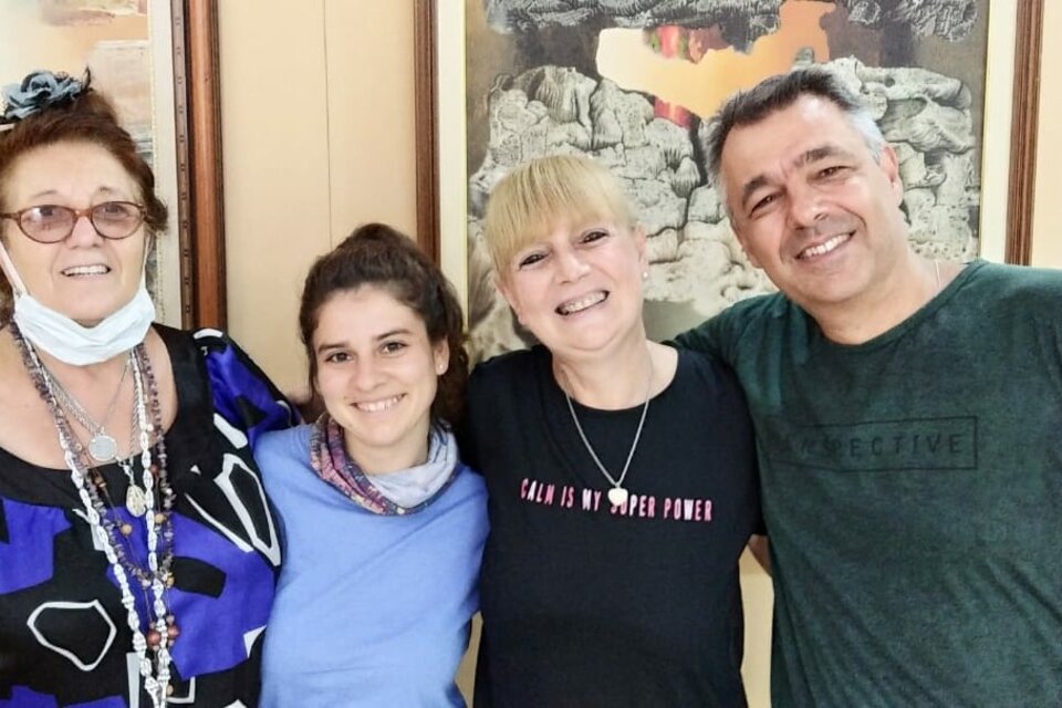 Nora Di Salvo y Macarena Salinas, junto a otros argentinos en La Habana 