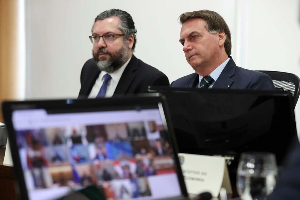 Bolsonaro y su canciller Ernesto Henrique Araújo partician del G20 virtual. (Fuente: AFP)