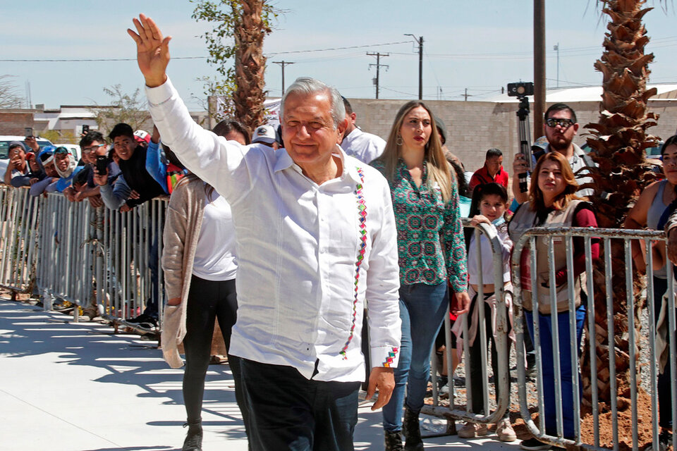 López Obrador suspendió los actos masivos y ya no abraza a sus seguidores. (Fuente: EFE)