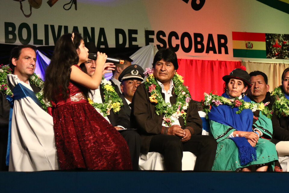Morales escucha cantar a una niña durante el acto en el polideportivo de Escobar. (Fuente: Leandro Teysseire)