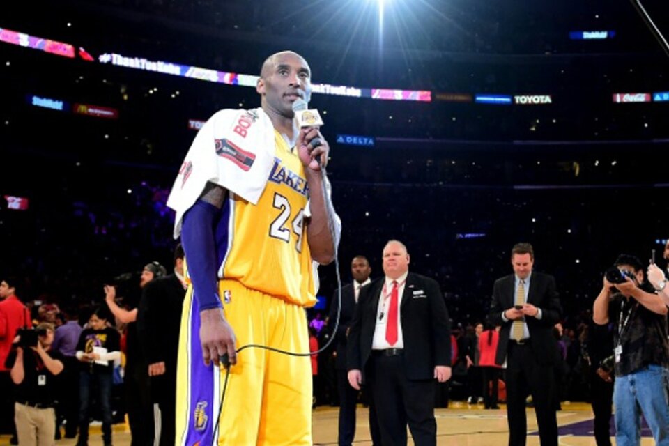 Kobe, con la toalla, tras el triunfo ante Utah Jazz. (Fuente: AFP)