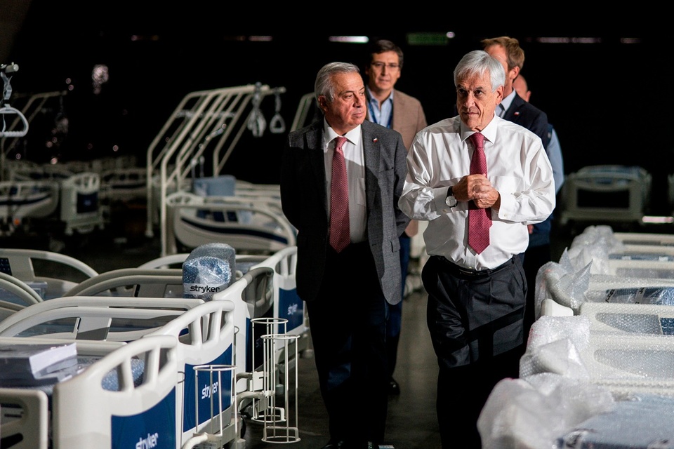 Jaime Mañalich junto al presidente Sebastián Piñera recorren un hospital.  (Fuente: EFE)