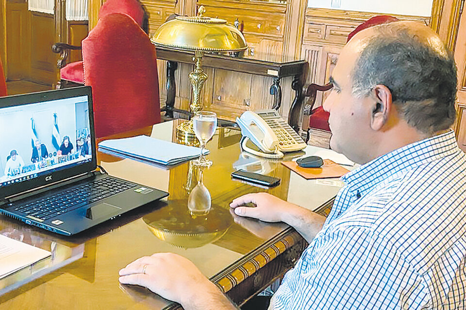 Los gobernadores, como Juan Manzur, se comunicaron por videoconferencia con el Presidente.