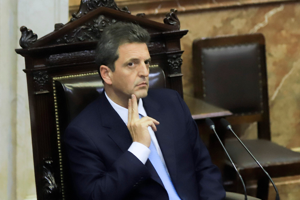 El presidente de la cámara, Sergio Massa, adelantó su intención de rebajar hasta un cuarenta por ciento las dietas de los legisladores.