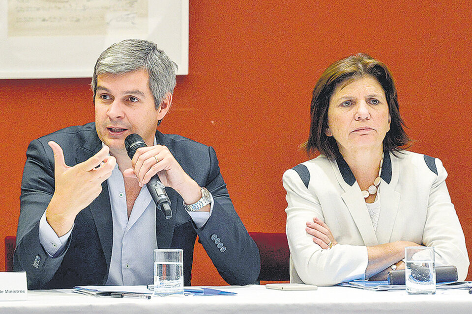 Marcos Peña y Patricia Bullrich , detrás de los caceroleros.