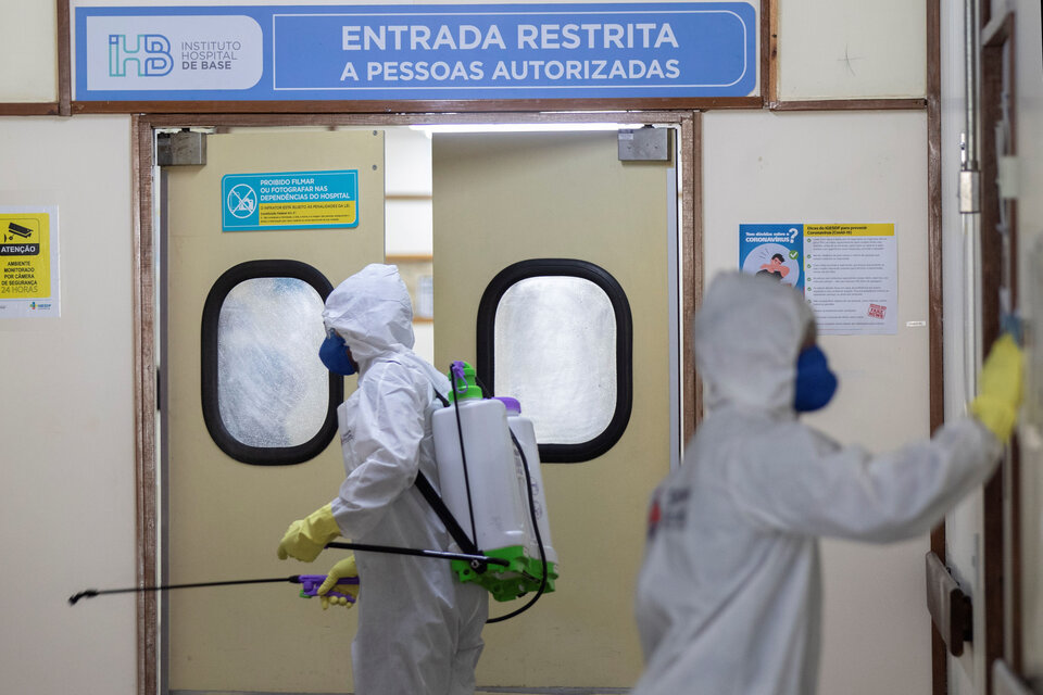 Miembros de las FF.AA. brasileñas limpian un hospital público en Brasilia. (Fuente: EFE)