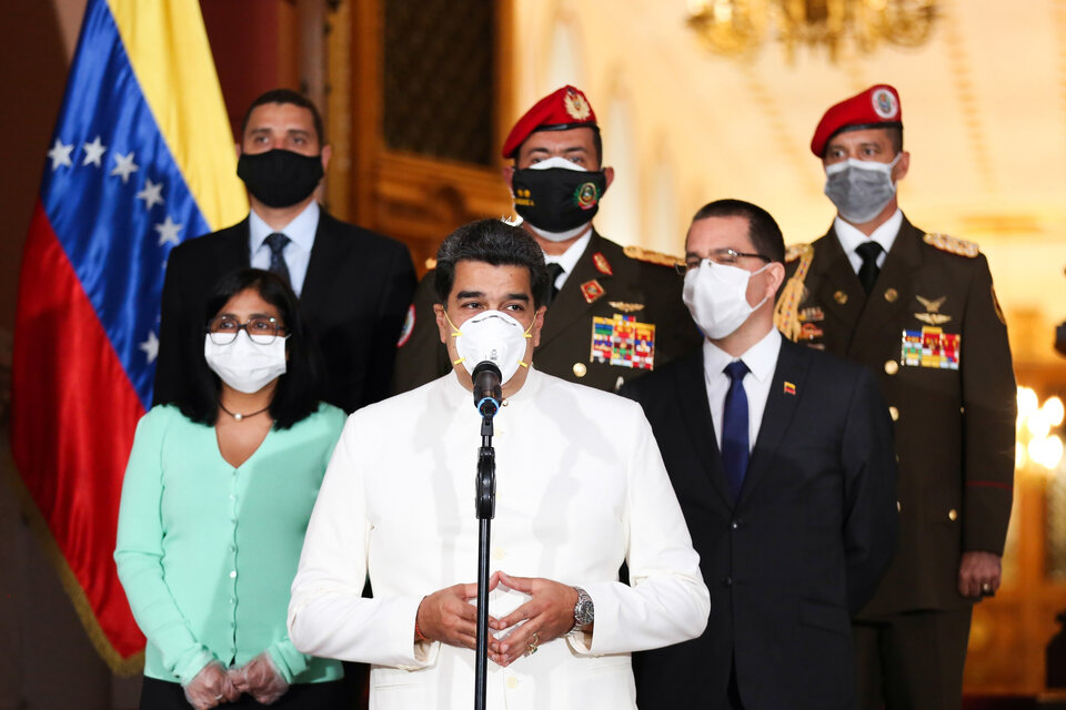 Maduro, con barbijo, hace un anuncio en el Palacio de Miraflores. (Fuente: EFE)