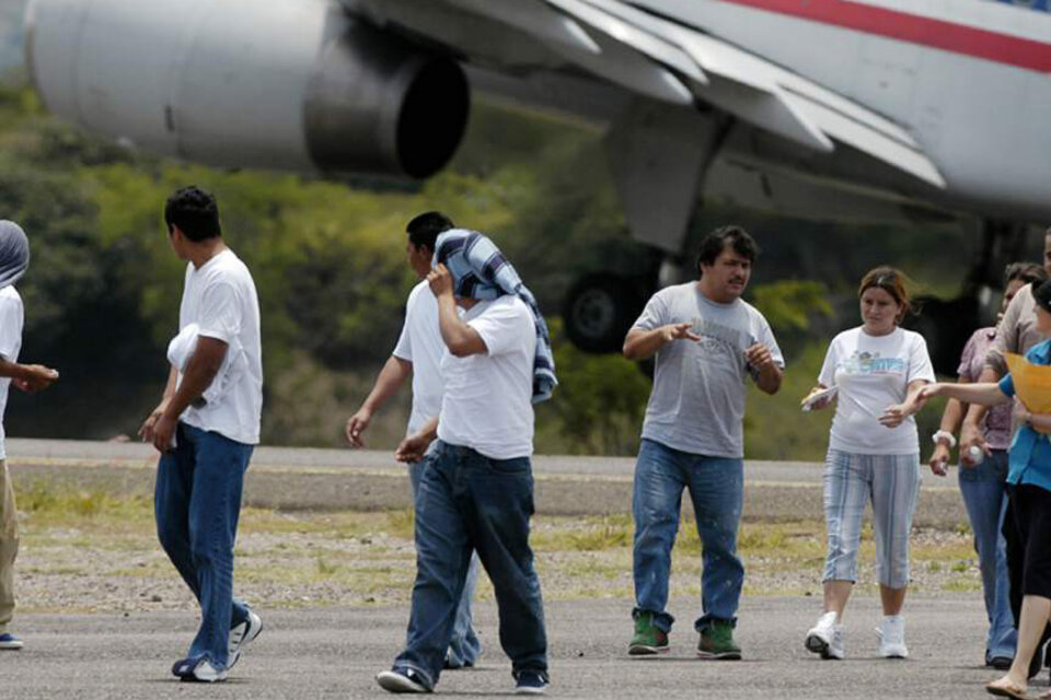 Migrantes hondureños deportados de Estados Unidos llegan a San Pedro Sula.