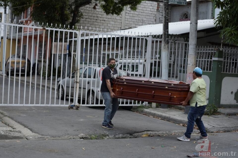 Familiares cargan un féretro en Guayaquil, donde las funerarias dejaron de trabajar por miedo a l Covid-19.