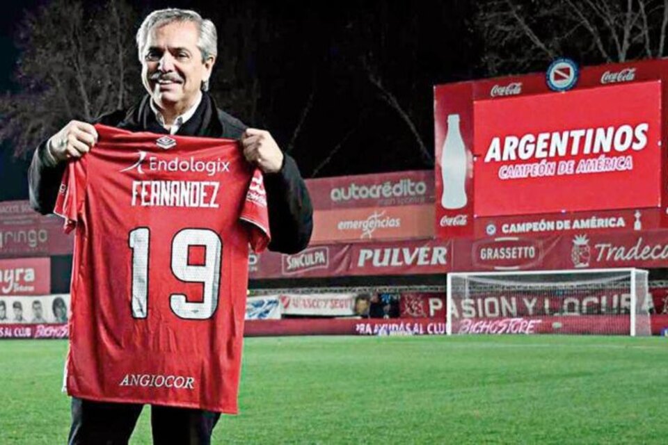 Alberto Fernández ya había recibido una camiseta de Argentinos Juniors con su apellido.