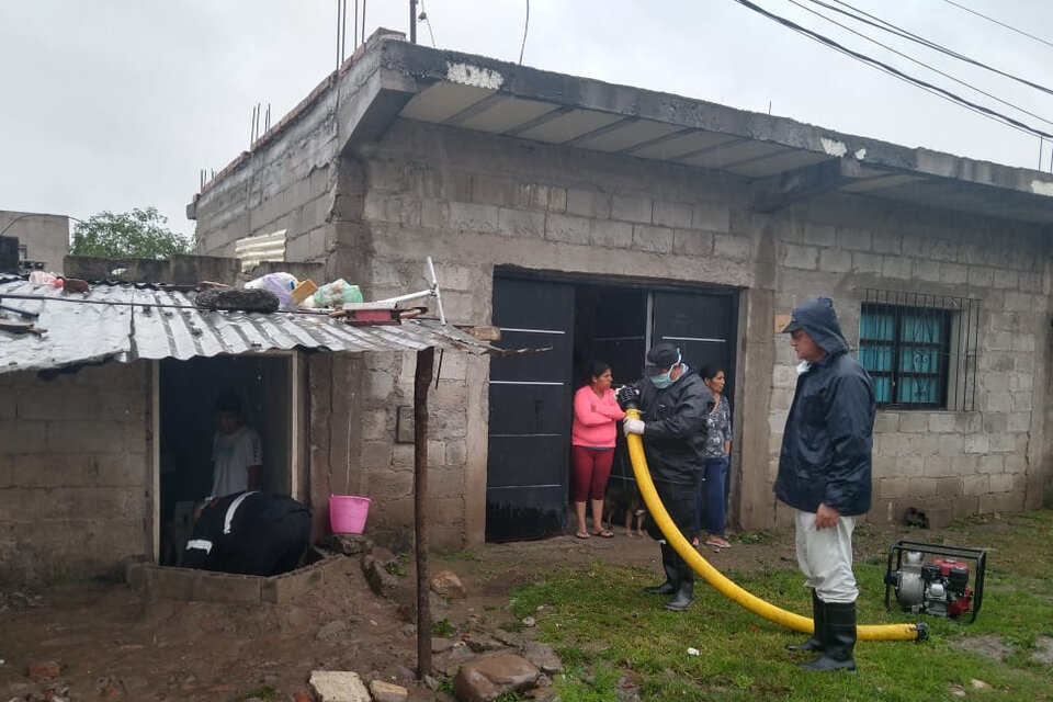 Personal municipal saca con bombas el agua de las viviendas en zona norte