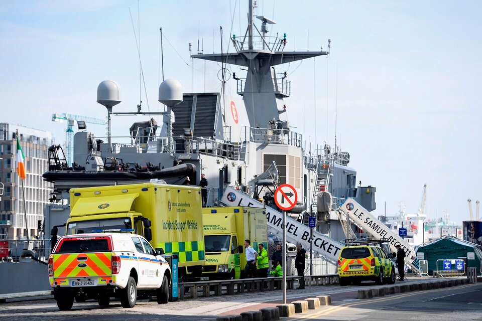 Una nave de la Armada irlandesa en la entrada al centro de pruebas temporales para el coronavirus que se estableció en los muelles de Dublín (Fuente: EFE)